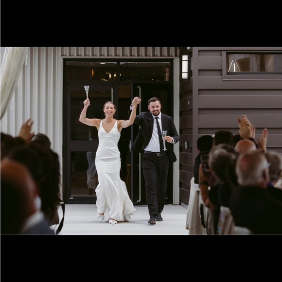 Elegant White Backless Dress - Picture 3 of 5